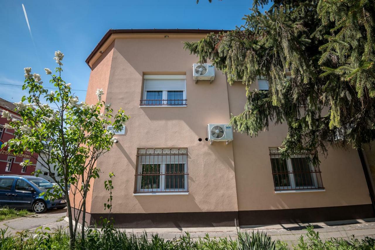 Mokka Apartman Szegedin Exterior foto